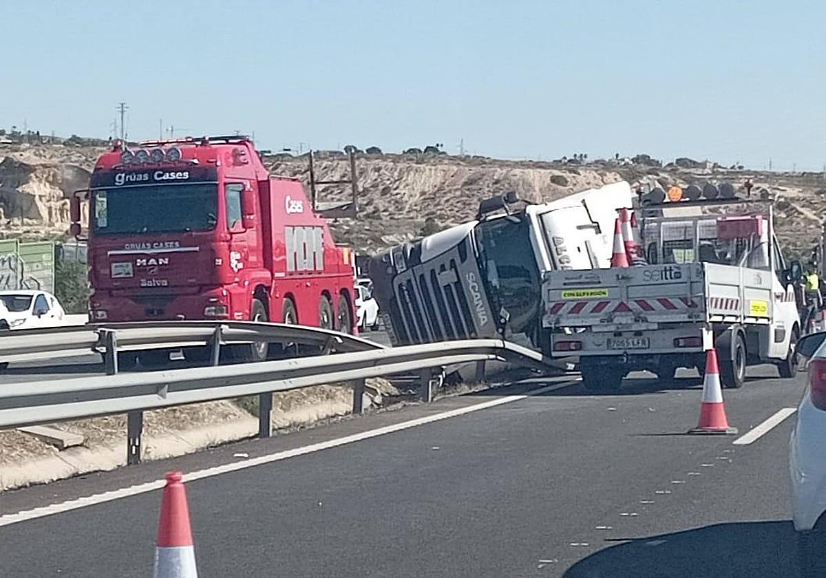 Vuelco del camión en la mediana de la A-70