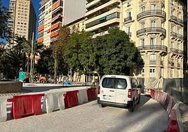 Vehículos pasando por la rotonda de Canalejas.