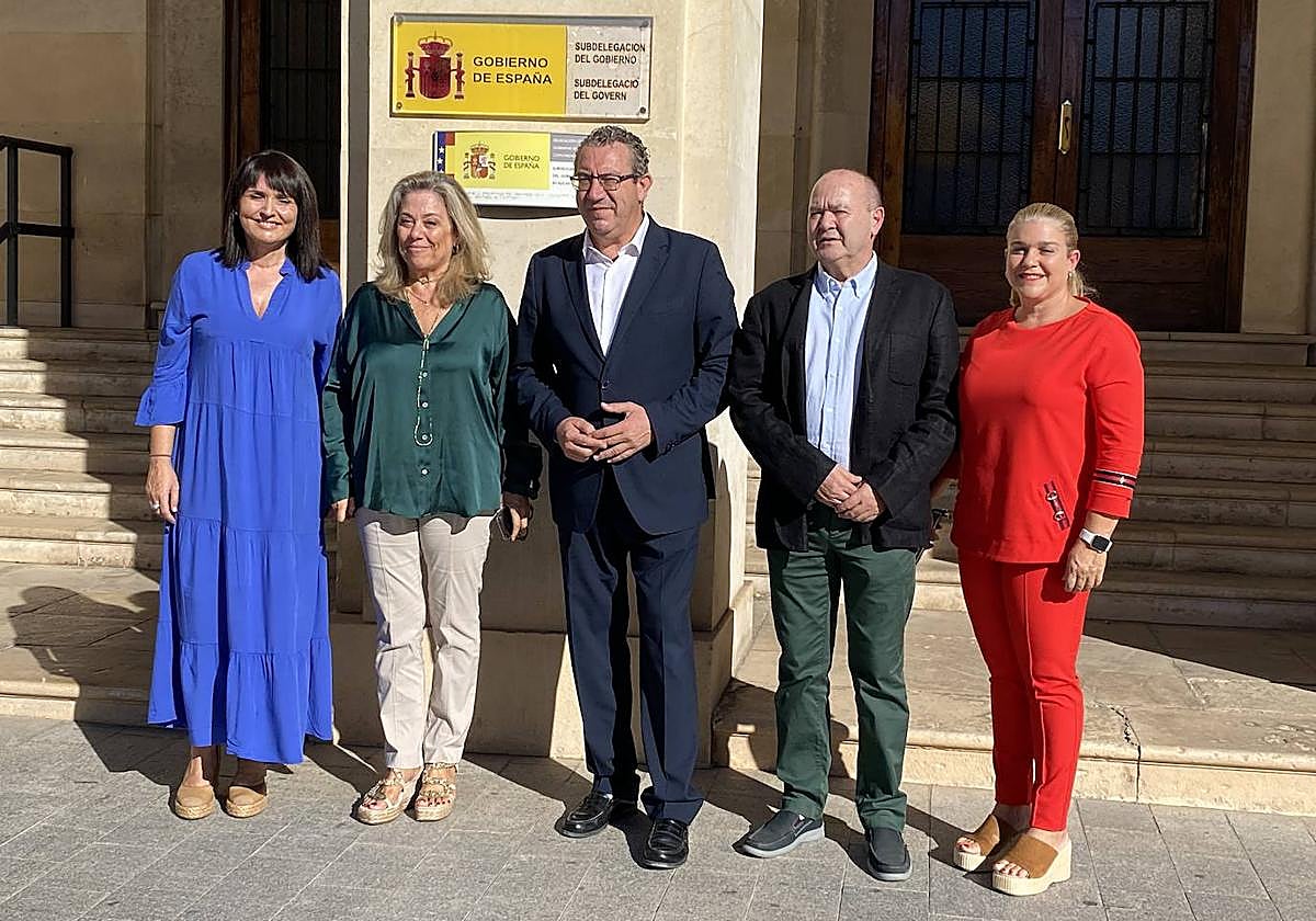 El presidente del PP de Alicante, Toni Pérez, con los diputados Julia Parra, Macarena Montesinos, Joaquín Melgarejo y la senadora Eva Ortiz.