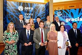 Los galardonados posan con las autoridades que ha encabezado el presidente de la Generalitat Valenciana, Carlos Mazón.