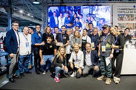 Los participantes del certamen de tortilla con los miembros del jurado.