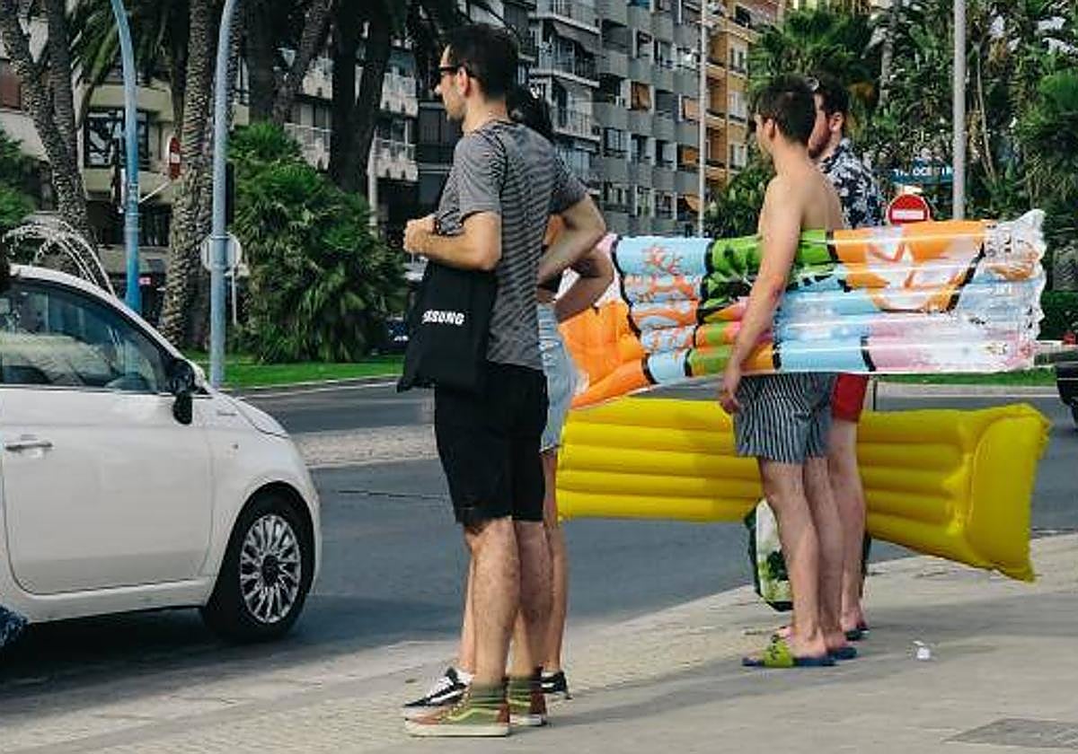Turistas en el paseo del puerto.