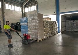 Un trabajador descarga un camión en el Polígono Industrial Las Atalayas