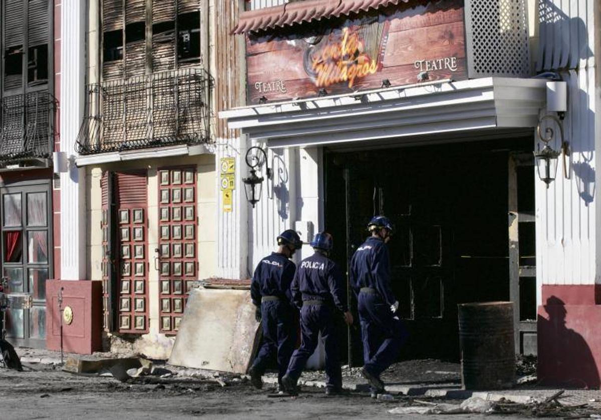 Agentes de la Policía Judicial acceden a la discoteca siniestrada en Murcia.