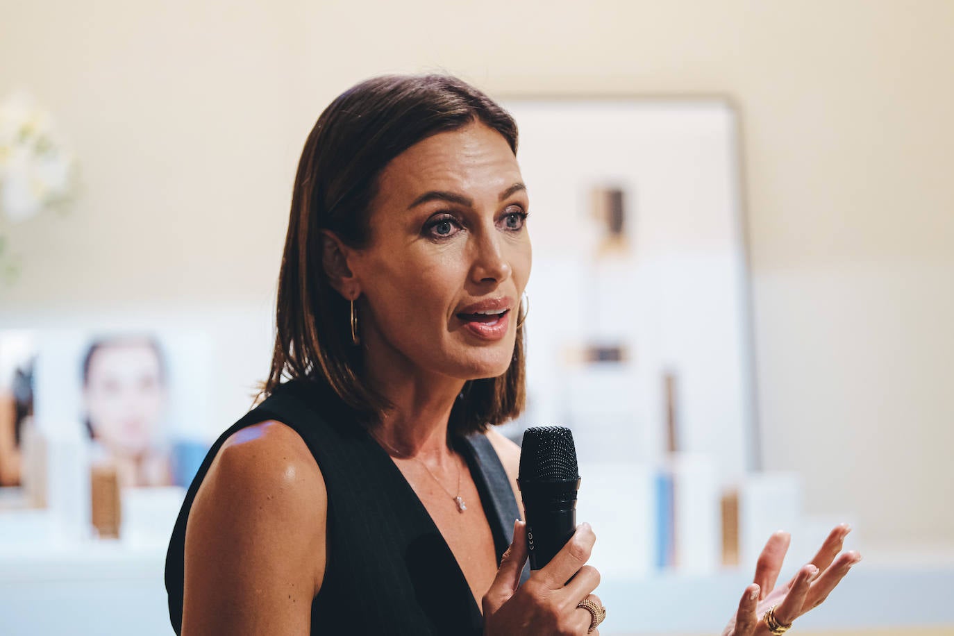 Nieves Álvarez presenta en Alicante su nueva línea de belleza