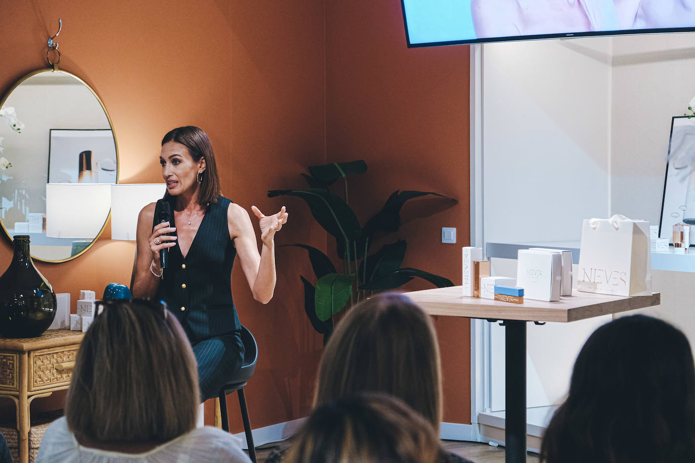 Nieves Álvarez presenta en Alicante su nueva línea de belleza