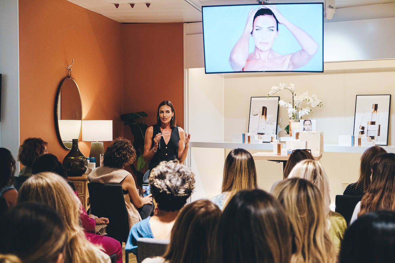 Nieves Álvarez presenta en Alicante su nueva línea de belleza