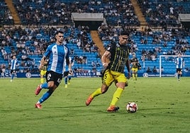 El delantero Diego Lorenzo presiona a un central del Andratx el pasado sábado