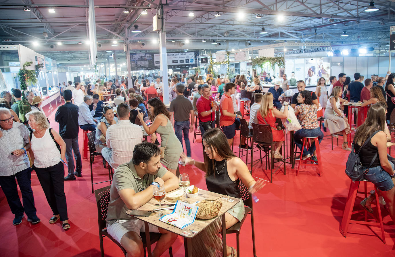 Lleno absoluto en la 'Isla de Tapas' en la feria Alicante Gastronómica.