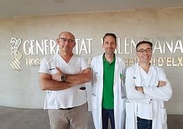 El doctor Carlos Martinez Pastor, investigador principal responsable del ensayo en el Hospital General de Elche, junto a otros dos facultativos.