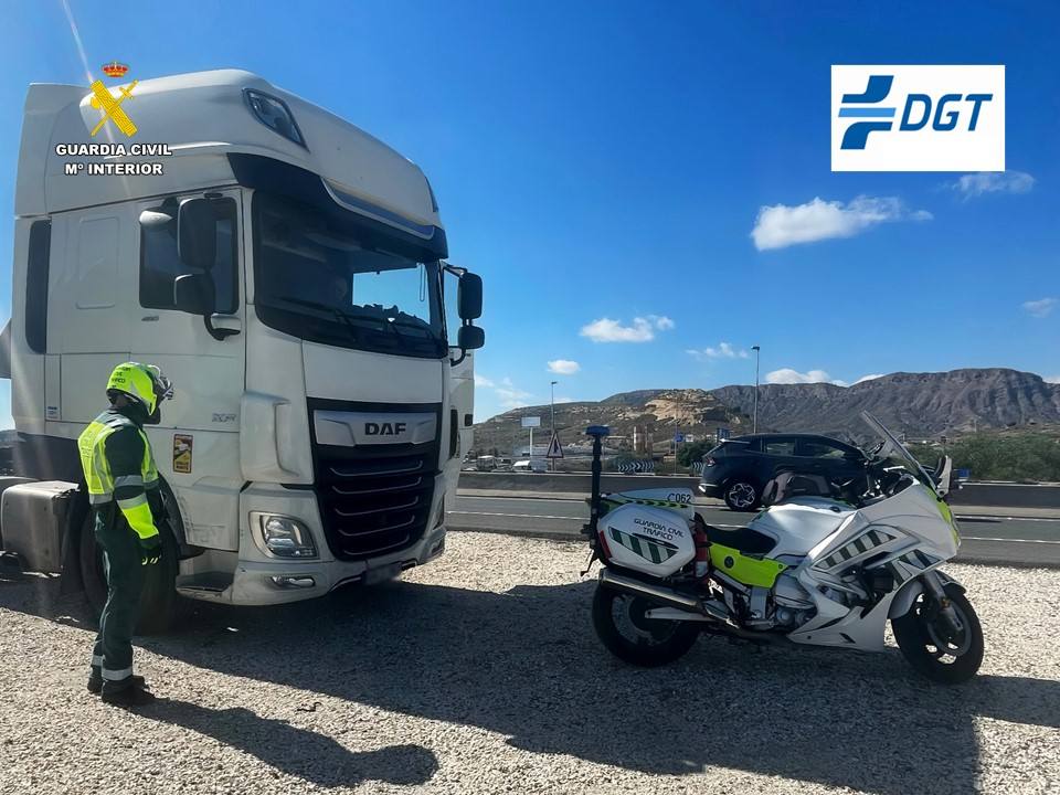 Detenido un camionero por conducir borracho mientras hacía zigzag en la A-70 de Alicante