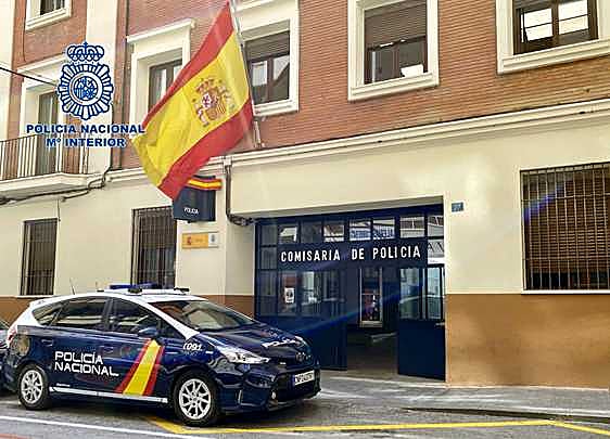 Un coche de la Policía Nacional, a las puertas de la comisaría.
