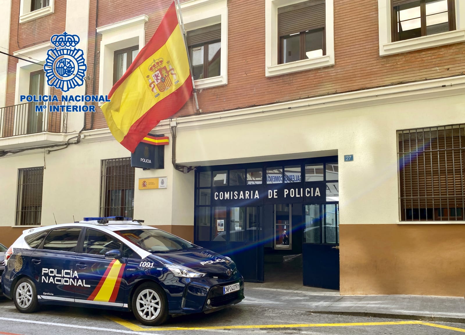 Un coche de la Policía Nacional, a las puertas de la comisaría.
