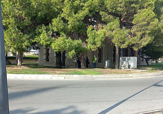 Un instante de la reunión en las inmediaciones del edificio portuario.