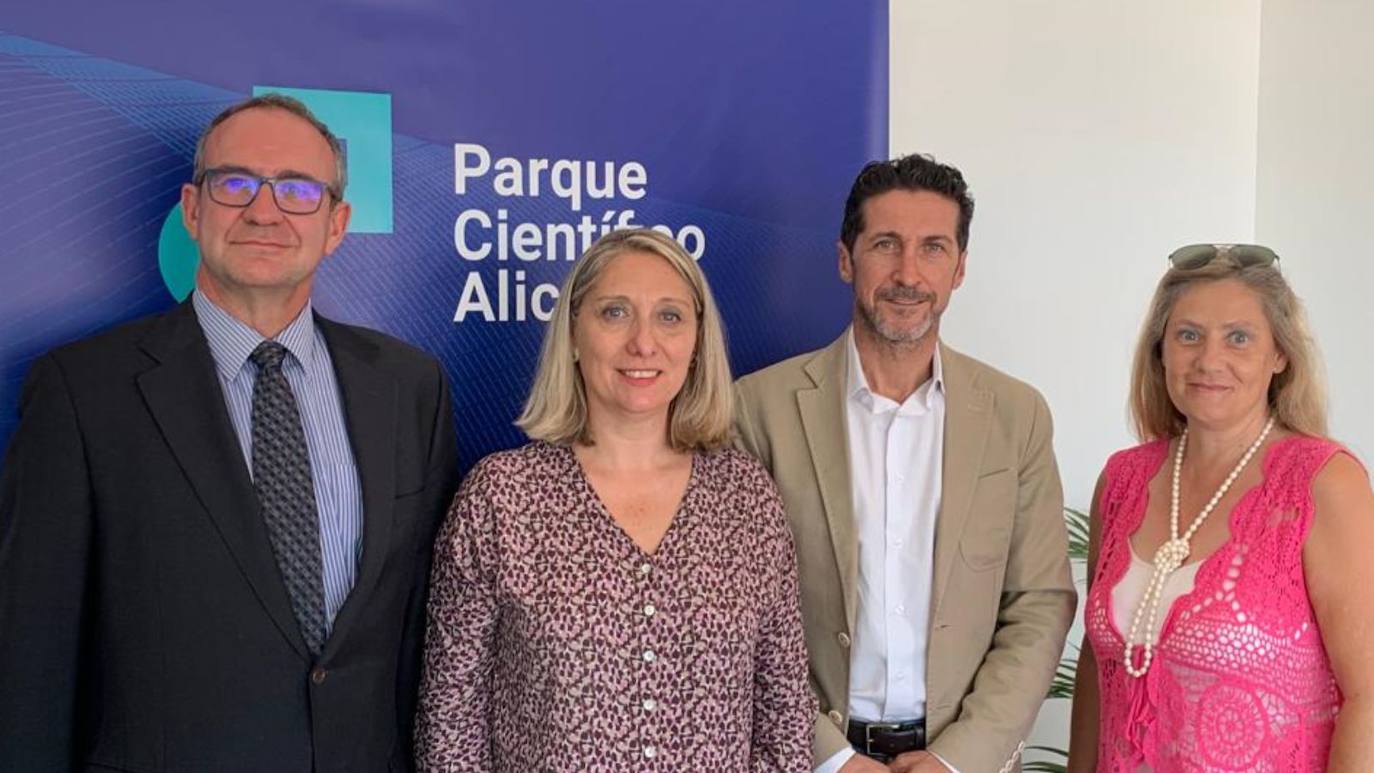 El gerente del PCA, la vicerrectora y los representantes de una de las empresas.