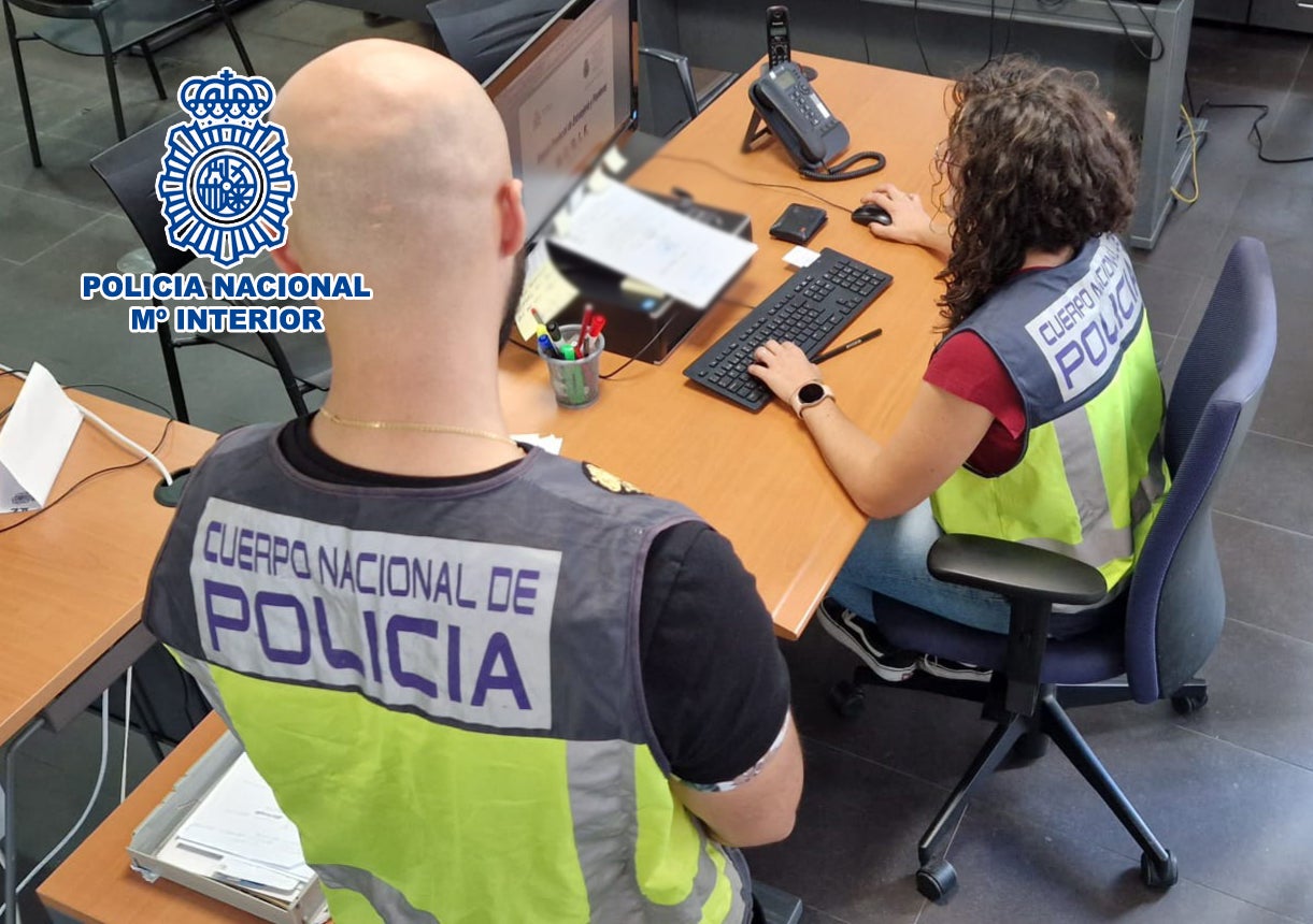 Dos agentes trabajando en la investigación.