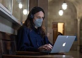 Un hombre consulta su portátil.