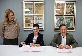 Esther Castellano y Antonio Pitera firman el convenio en presencia de Rosa Ruiz, vicepresidenta de la asociación de Dircom.