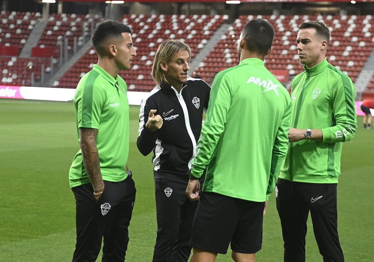 Beccacece dialoga con varios futbolistas del Elche antes de jugar en Gijón