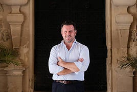 Pablo Ruz, en el arco del Ayuntamiento de Elche.