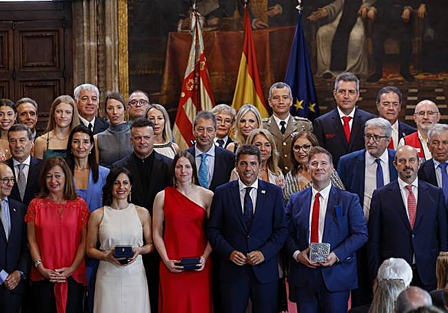 Foto con los premiados y cargos institucionales.