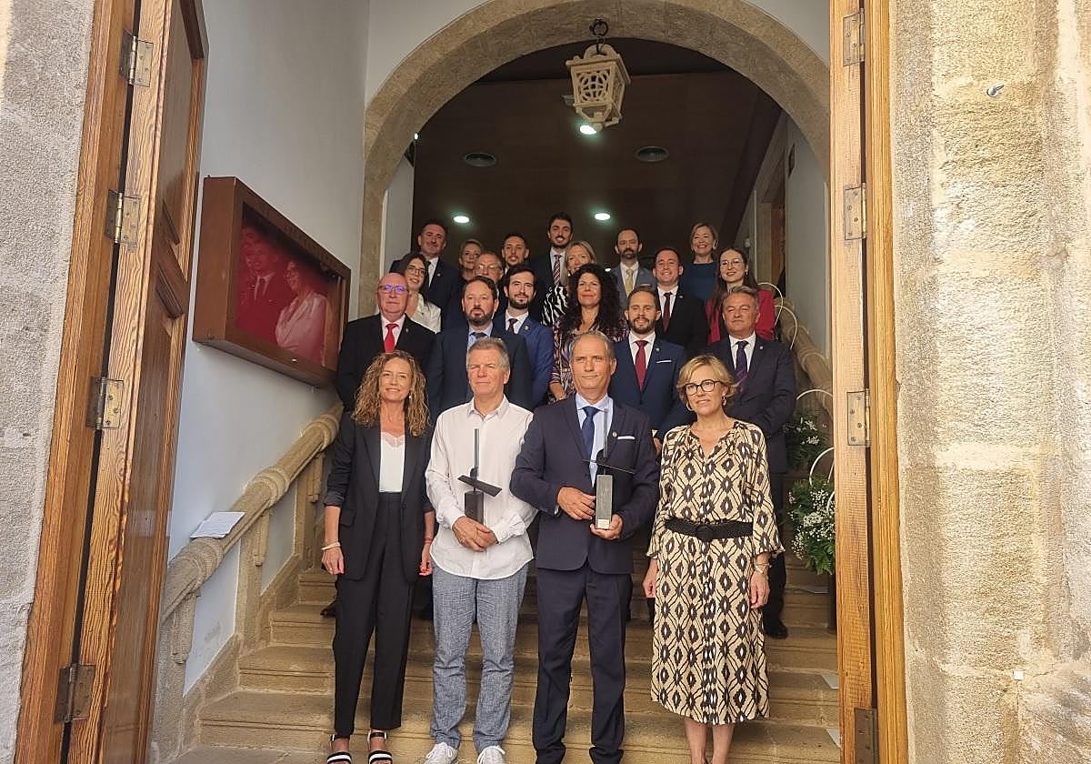 Los premiados con la Corporación de Xàbia.
