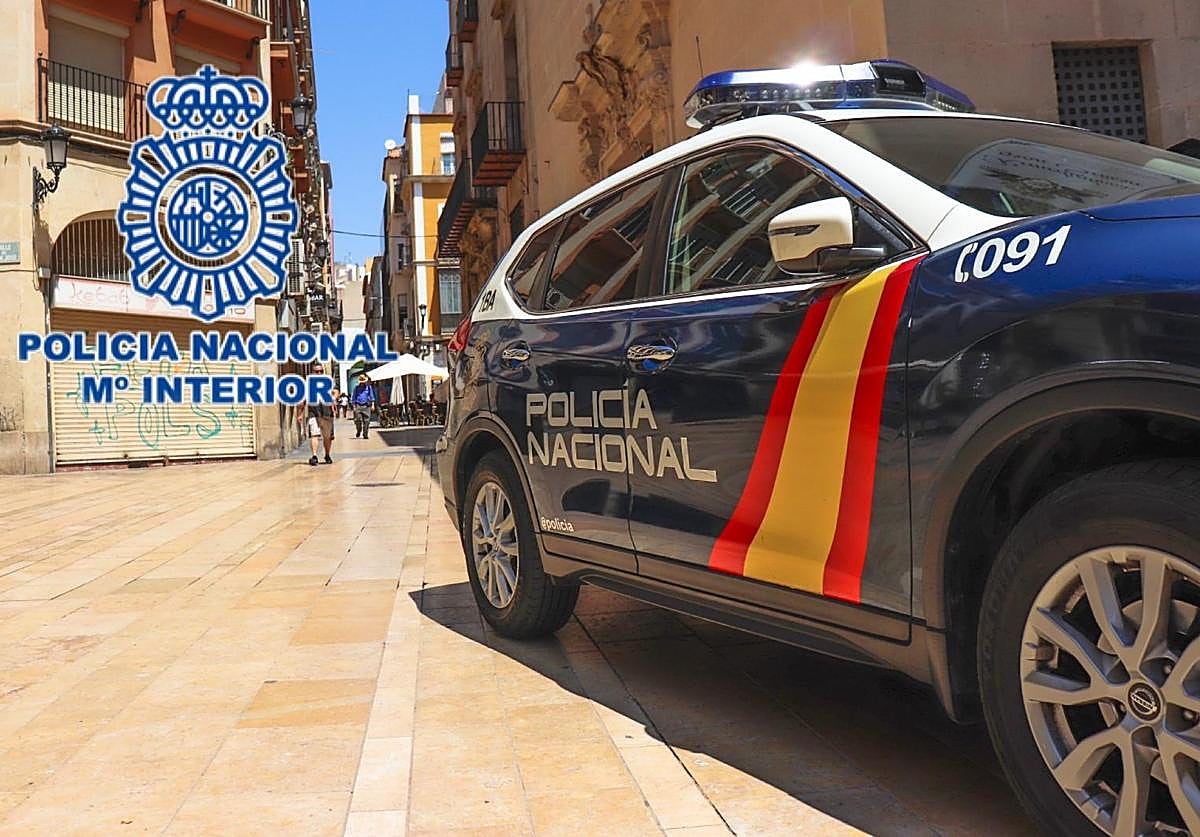 Un vehículo del Cuerpo Nacional de Policía en Alicante.