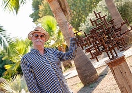 Albèr te Brake junto a una de sus obras