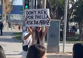 La influencer alicantina Elena Vidal sujeta el cartel en la Explanada.