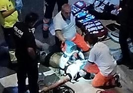 Dos sanitarios realizan maniobras de reanimación a la víctima.