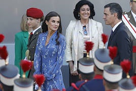La reina Letizia lució un vestido de Juan Vidal.