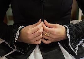 José Hernández vestirá por primera vez a la bellea del foc infantil de Alicante.