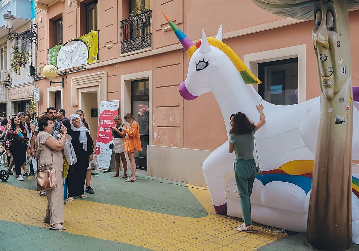 Los unicornios se hacen con &#039;la calle de las setas&#039; de Alicante