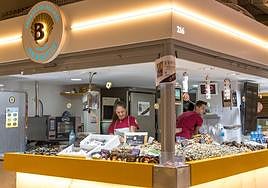 Eladio Perea junto a dos trabajadores: Pablo -su hijo- y Jessica.