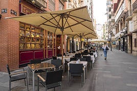 Terraza en la calle Castaños de Alicante.