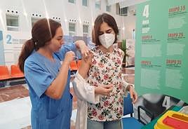 Maratón de vacunación en el Hospital General de Alicante, este lunes.