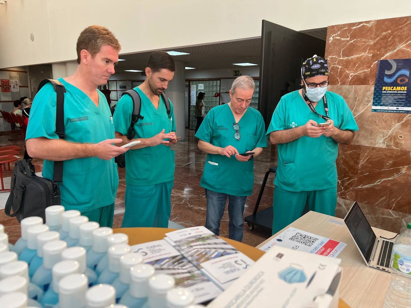 Facultativos esperan su turno para ser vacunados en el Lucernario del Hospital General de Alicante.