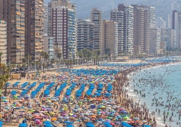 El verano prolongado dispara el uso de los servicios de las playas de Benidorm