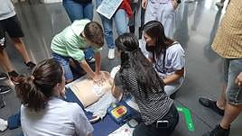 Taller de RCP básica impatido a estuadiantes en el Hospital General de Elche.