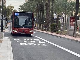 Autobús ya circulando este lunes por Federico Soto.
