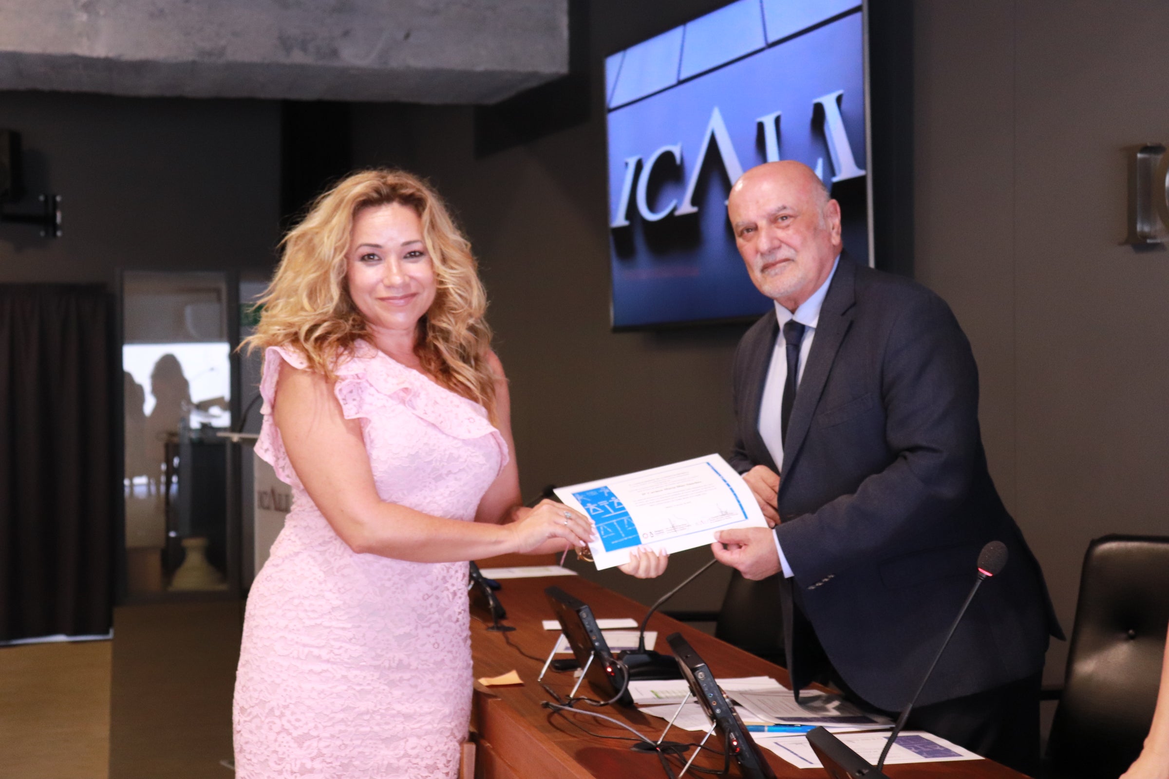 La nueva vicedecana del Icali, Carmen Díaz, junto a Fernando Candela.