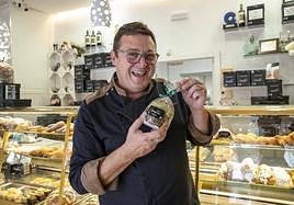 Juanfran Asencio, en su pastelería de Aspe, con un minipanettone.