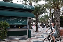 El kiosco Peret es una de las esquinas de referencia de la Explanada en Alicante.