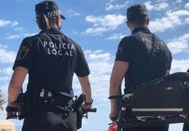 Agentes de la Policía Local de Elche durante un servicio.