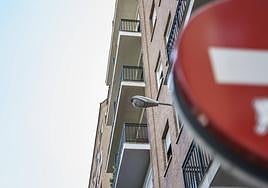 Imagen de un bloque de pisos.