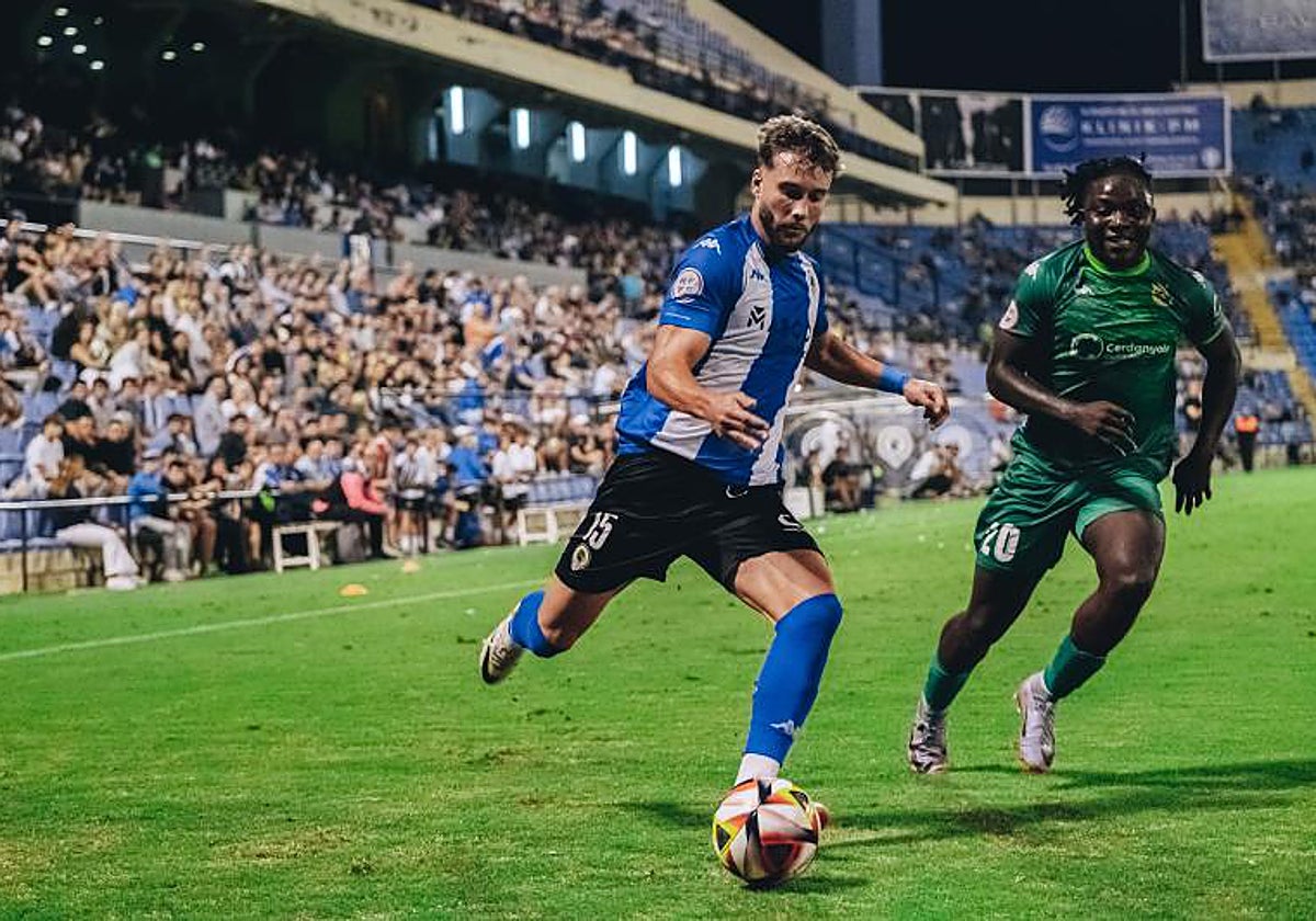 Samu Vázquez llega hasta la línea de fondo ante el Cerdanyola