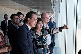La rectora de la UA y resto de autoridades durante el recorrido del nuevo edificio.