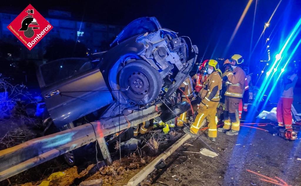 Los bomberos trabajan en uno de los coches implicados en el accidente.