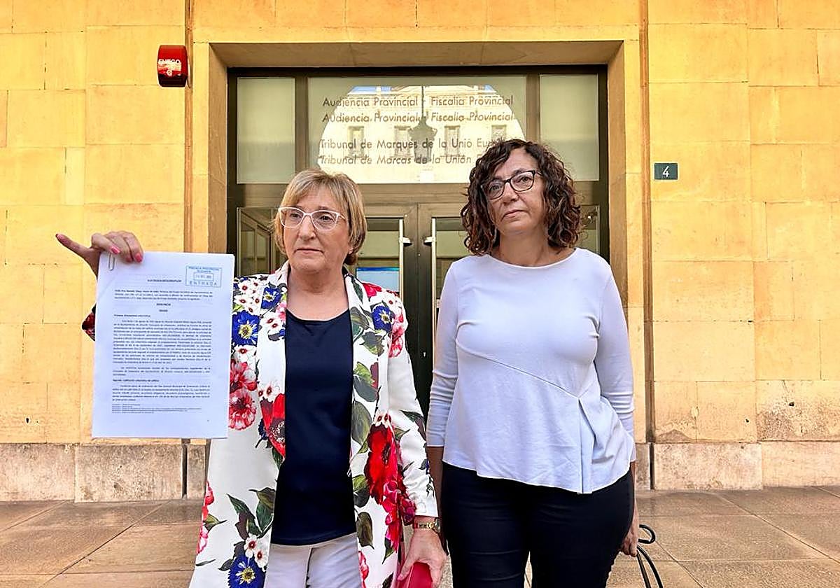 Ana Barceló presenta la denuncia ante la Fiscalía.