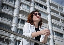 Elisa Ferrer ante el edificio Veralux de Benidorm, construido sobre los terrenos que protagonizan su nueva novela.